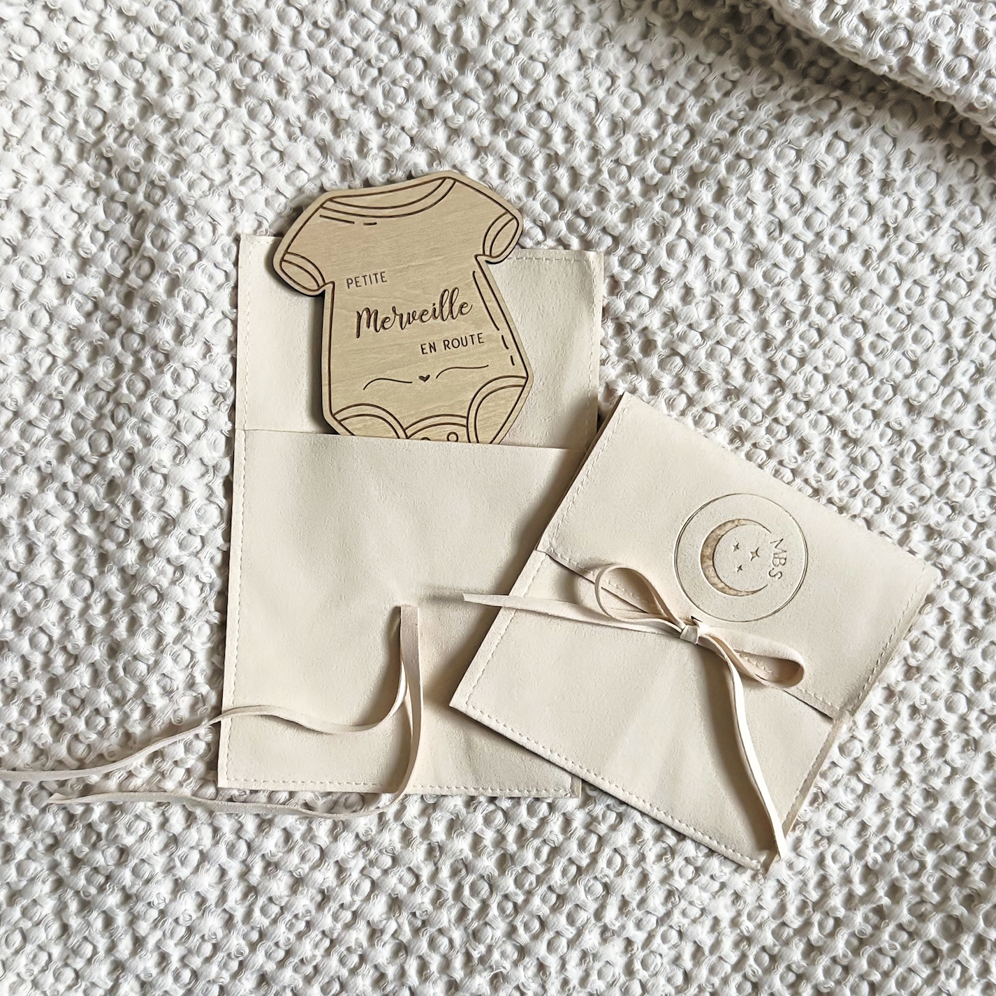 Carte en Bois BODY "Petite merveille en route" annonce grossesse