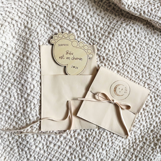 Carte en Bois PETITS PIEDS "surprise bébé est en chemin 2026" annonce grossesse