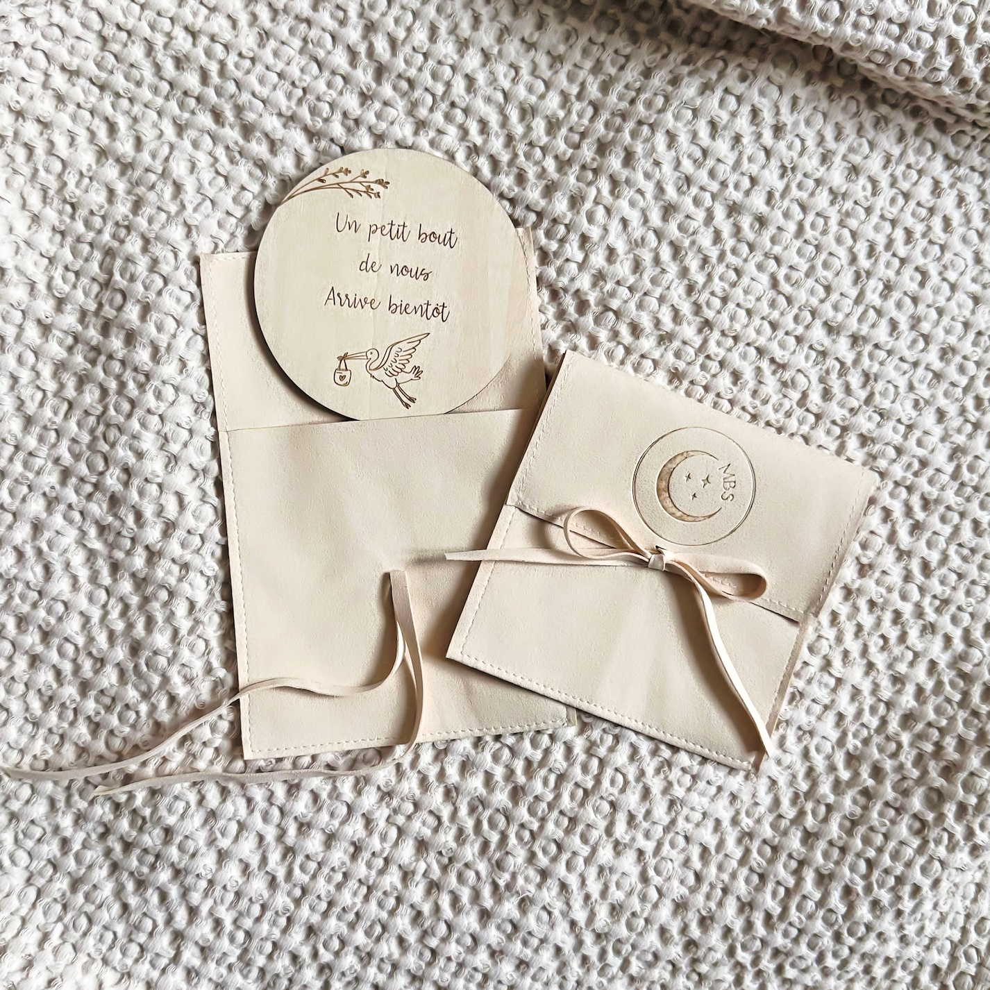 Carte en Bois  "Un petit bout de nous arrive bientôt" annonce grossesse