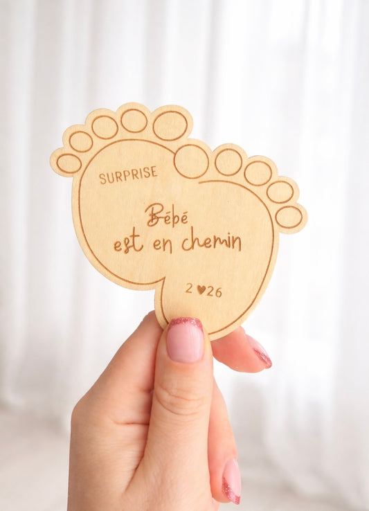 Carte en Bois PETITS PIEDS "surprise bébé est en chemin 2026" annonce grossesse