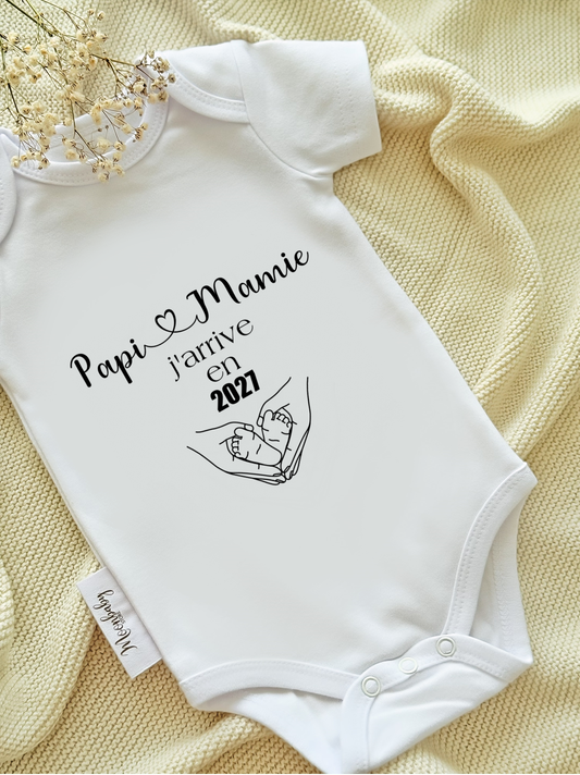 " Papi Mamie J'arrive en 2026 ou 2027 " body annonce grossesse